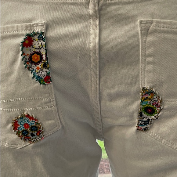 Women’s NWT HAND CRAFTED UPCYCLED White DENIZEN LEVI’S Embroidered Jeans SZ 16 - Picture 8 of 14